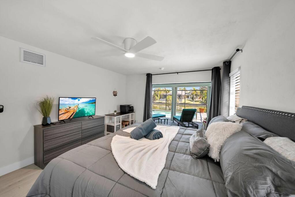 Вілла Luxury Waterfront Haven In Cape Coral - Dog-Friendly Escape With Private Pool Екстер'єр фото