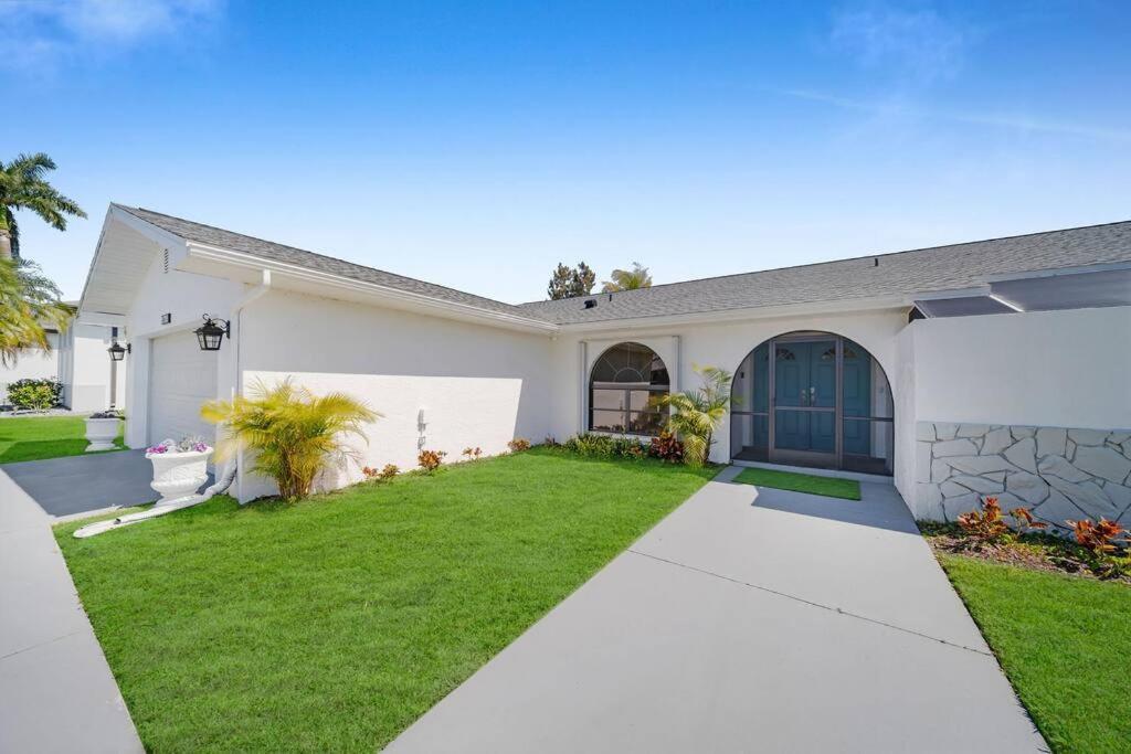 Вілла Luxury Waterfront Haven In Cape Coral - Dog-Friendly Escape With Private Pool Екстер'єр фото