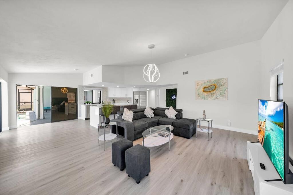 Вілла Luxury Waterfront Haven In Cape Coral - Dog-Friendly Escape With Private Pool Екстер'єр фото
