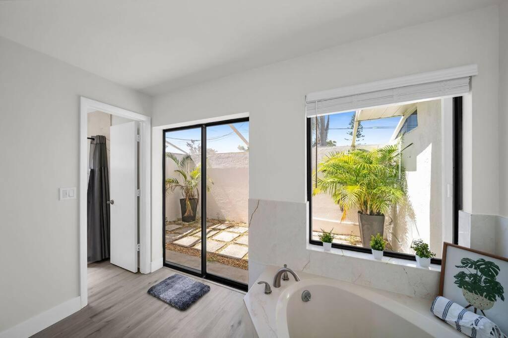 Вілла Luxury Waterfront Haven In Cape Coral - Dog-Friendly Escape With Private Pool Екстер'єр фото