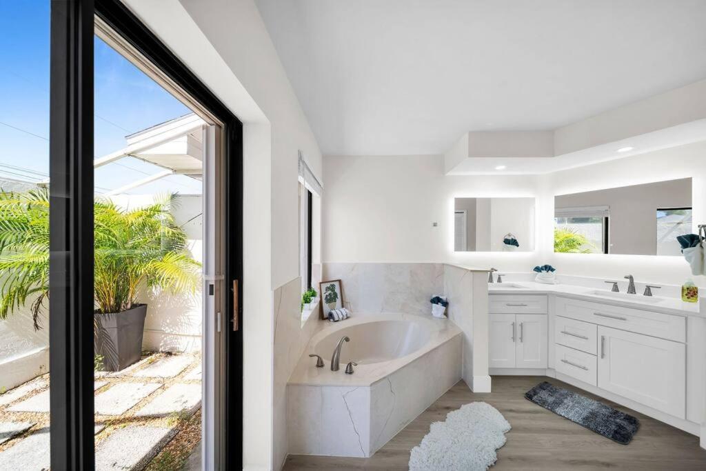 Вілла Luxury Waterfront Haven In Cape Coral - Dog-Friendly Escape With Private Pool Екстер'єр фото